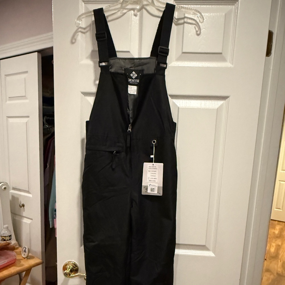 Black brand new ski bib for 10/12 year olds